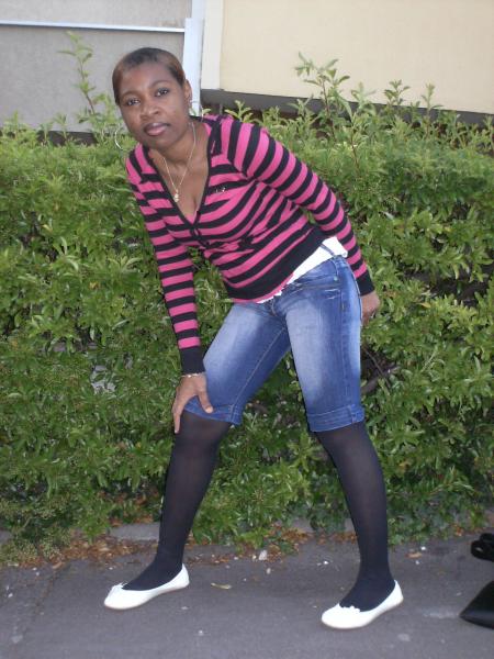 ELLE  SE LA PETTE TROP